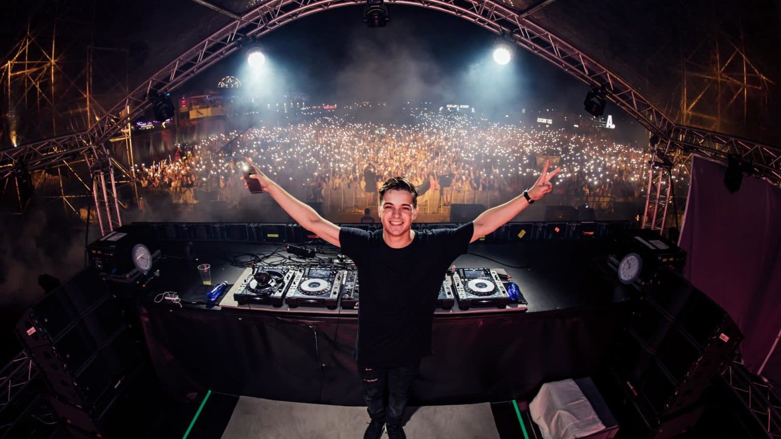 Martin Garrix Suffers Bee Sting To Throat Mid-set and Continues